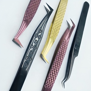 Pince à cils professionnelle Kingist de qualité supérieure en acier inoxydable, rose pâle, à pointe inclinée, pour volume, personnalisable - Product Image 3