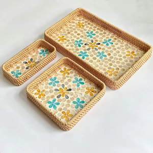 Plateaux de service rectangulaires en rotin tressé, avec une base en mosaïque de fleurs en nacre colorée, disponibles en gros. - Product Image 1