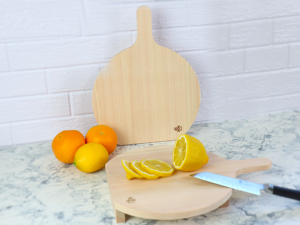 Tabla de cortar rectangular de madera antideslizante para cocina con rodajas de kiwi y cuchillo sobre superficie de mármol - Product Image 1