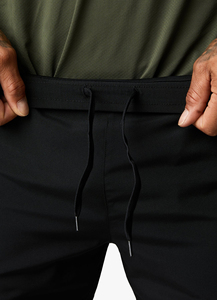 Shorts pour hommes noirs à séchage rapide, taille élastique, couleur unie, vêtements décontractés, 100% polyester avec poches - Product Image 4