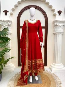ชุดเดรส Anarkali สีแดงสำหรับผู้หญิง พร้อมผ้าคลุมไหล่ปักลายทองหนัก ดีไซน์เนอร์ออกแบบ เหมาะสำหรับงานแต่งงาน งานเลี้ยง และงานเฉลิมฉลองต่างๆ - Product Image 1