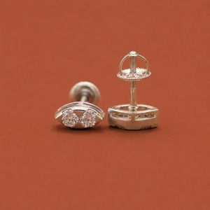 ต่างหูเพชรทรงกลมคู่ทำจากเงินสเตอร์ลิง ของขวัญสำหรับเธอ - Product Image 4