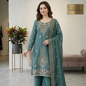 Hania Aamir Salwar Kameez de Seda Premium, Tradicional, Corte Ajustado, Secado Rápido, para Fiestas, con Bordado Dorado Zari, de Diseñador - Product Image 1
