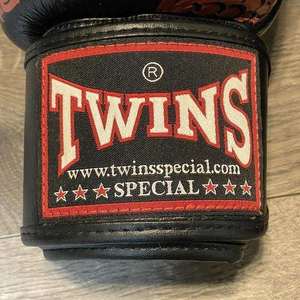 ถุงมือชกมวย TWINS รุ่นขายดี ดีไซน์ใหม่ สำหรับมืออาชีพ มวยไทย ฝึกซ้อม ต่อสู้ ระบายอากาศได้ดี - Product Image 5