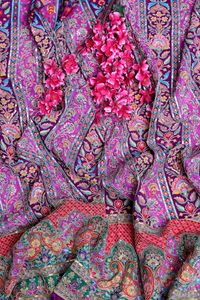 Tela con estampado de rayas florales moradas y borde ornamental para diseño de vestido Kurti, material para ropa étnica. - Product Image 4