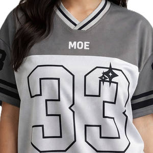 Camiseta de Fútbol Americano Gris y Blanca con Bloques de Color, Malla de Poliéster Transpirable, Cuello en V, Estampado Metálico de Números, Ropa de Equipo OEM al por Mayor - Product Image 2