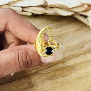 Nouvelle Collection 2026 : Bagues Gothiques Lune en Laiton Plaqué Or 18 carats avec Onyx Noir – Bijoux Célestes pour Femme – Vente en Gros/OEM/ODM - Product Image 4