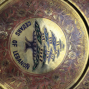 Plaque murale antique en laiton « Cèdres du Liban » – Souvenir traditionnel du Moyen-Orient peint à la main, métal gaufré - Product Image 3