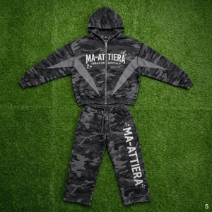 Conjunto de Sudadera con Capucha y Pantalones de Chándal para Hombre, Negro y Gris Camuflaje, Cierre de Cremallera, Ajuste Holgado, Estilo Urbano, Panel Gráfico, Personalizado, OEM, ODM, Venta al por Mayor - Product Image 5