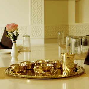 Service de table Jaali Royal Classique en laiton, 10 pièces (14 assiettes) - Compatible lave-vaisselle, écologique et réutilisable - Product Image 2