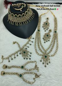 Parure de mariée ethnique de haute qualité en zircon plaqué or, comprenant collier ras-du-cou, boucles d'oreilles et Maang Tikka, pour mariage et fête - Product Image 3