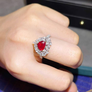Bague convertible de luxe en rubis non chauffé de couleur sang de pigeon, forme cœur, 2,03 carats, monture en or 18 carats, sertie sur le côté de 47 diamants. - Product Image 4