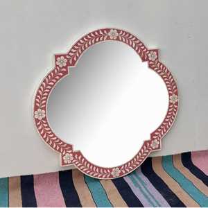 Espejo de Pared Irregular Hecho a Mano con Incrustaciones de Hueso 100% Natural, Estilo Bohemio, con Patrón Floral, Marco Rojo, Espejo Decorativo de MDF - Product Image 1