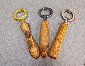 Abridor de botellas de madera de primera calidad con bandeja de servicio, ideal para una presentación elegante de bebidas en fiestas, procedente de la India. - Product Image 3