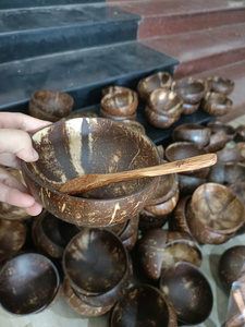 กาน้ำชาไม้มะพร้าวขายส่งจากเวียดนาม กาน้ำชาไม้ธรรมชาติสำหรับบริการชงชา บรรจุภัณฑ์ของขวัญ และจำหน่ายปลีก - Product Image 3