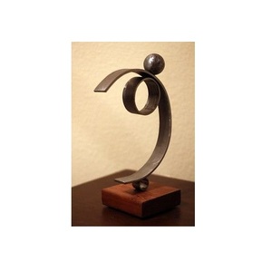 Sculpture minimaliste en ruban métallique, statue abstraite en fer forgé en forme de tourbillon, figurine moderne en ruban équilibré sur socle en bois - Product Image 4