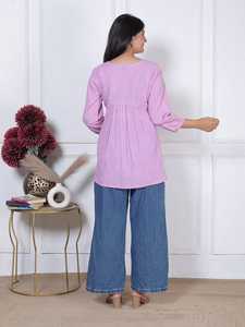 เสื้อเชิ้ตสั้นลำลองปักลายดอกไม้สำหรับผู้หญิงทันสมัย คอวี ผ้าฝ้าย 100% ผ้าออร์แกนซ่าพิมพ์ลายดอกไม้ สำหรับชุดลำลองประจำวัน - Product Image 3