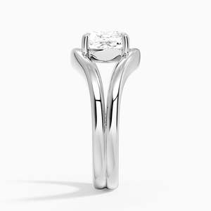 Bague solitaire à deux branches en or blanc avec moissanite taille coussin - Product Image 4
