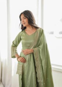 Traje Salwar Verde Satinado Bordado con Cuello en V, Manga Larga, Corte Holgado, Uso Diario Informal, Cintura Elástica, Tejido Transpirable - Product Image 4