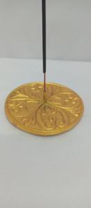 Brûleur d'encens en métal artisanal, support élégant pour la décoration du salon et du temple - Product Image 4