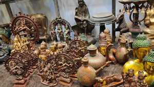 Statue de Bouddha assis en laiton antique, avec accent doré gravé, garniture de robe, base lotus Mudra touchant le sol, décoration pour salle de méditation - Product Image 5