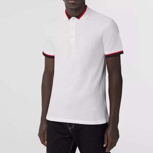 Polo à manches courtes blanc pour homme avec col et poignets à bordure rouge, coupe classique, décontracté, en coton piqué, couleur unie - Product Image 1