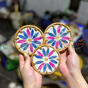 แผ่นรองแก้วหวายฝังเปลือกหอยรักษ์โลก งานฝีมือทรงกลม ป้องกันเครื่องดื่ม - Product Image 2