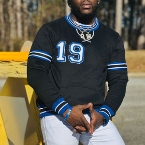เสื้อสเวตเชิ้ตคอกลมสีดำลายปักตัวเลข 14 ของ Phi Beta Sigma พร้อมแถบสีขาว กระเป๋าหน้า ทรงปกติ สวมใส่สบาย - Product Image 3