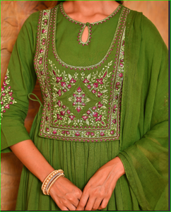 Conjunto de Kurta Anarkali y Dupatta con Diseño Crinkle Zari en Verde Kai - Product Image 2