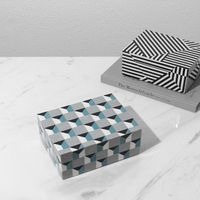 Kotak Penyimpanan Perhiasan Desain Papan Catur Merah Hitam Putih Modern dengan Inlay Resin Koleksi Buatan Tangan