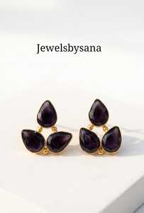 Boucles d'oreilles clous tendance en laiton plaqué or avec quartz violet en forme de goutte, bijoux floraux pour femme, idéales pour les soirées - Product Image 1