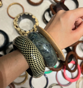 Bracelets en résine à finition lisse pour femmes OEM/ODM, bracelet en acrylique durable, design simple et élégant pour la vente en gros et au détail - Product Image 2