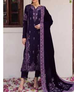 Nueva llegada de moda para mujer: Shalwar Kameez de terciopelo bordado de Pakistán e India a precio de mayoreo. - Product Image 3