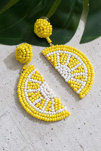 Boucles d'oreilles pendantes faites à la main en forme de marguerite perlée, blanc et vert - Accessoires de mode pour le printemps et l'été, broderie et travaux d'aiguille - Product Image 2