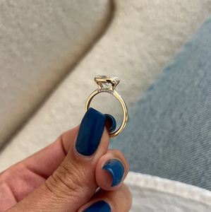 Anillo de Compromiso y Boda Moderno con Diamante Cultivado en Laboratorio de Corte Oval de 4 Quilates, Certificado IGI, Oro de 14K, Media Engaste - Product Image 3