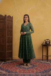 Ensemble pantalon et kurta évasé en soie Delta imprimé feuille d'argent vert pour femme |   Vêtement ethnique à manches longues et col en V - Product Image 4