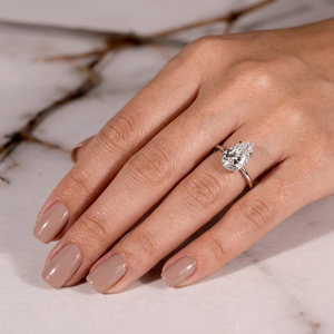 Anillo de Compromiso con Diamante CVD de 2.00 Ct, Claridad VS1, Color F, Corte Pera, Certificado IGI, Oro Blanco de 14k, Halo Oculto, Diamante Cultivado en Laboratorio - Product Image 4