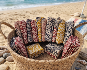 Pañuelo Cuadrado de Algodón con Estampado a Mano, Diseño Floral Indio, Pañuelo Unisex, Pañuelo Boho, Teñido Natural, Hecho a Mano - Product Image 2