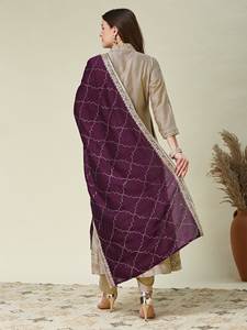 Elegante Conjunto Étnico de Kurta y Pantalón con Bordado de Diseño y Dupatta Color Vino - Product Image 5