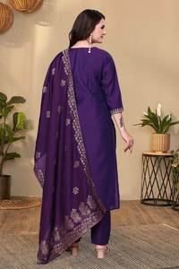 Conjunto de kurta de tela romana bordada para fiesta con dupatta a juego y pantalones de seda romana. Disponible en dos colores. - Product Image 5