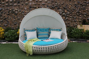 Lit de Jardin Moderne de Luxe avec Tressage en Rotin PE et Coussins Confortables en Polyester pour Hôtels - Product Image 3