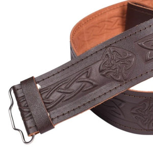 Cinturón de Cuero Marrón con Grabado de Diamantes Celticos, Ajustable, para Kilt, Cinturón Tradicional Escocés para Usar con Tartán - Product Image 4