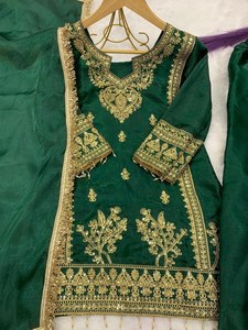 Ensemble de costume palazzo en soie pour filles, design enfantin |   Tenue de fête richement brodée avec dupatta - Product Image 5