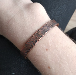 Brazalete Abierto de Cobre Puro Vintage, Martillado a Mano con Superficie Texturizada, Ajustable, Moderno, de Metal - Product Image 4
