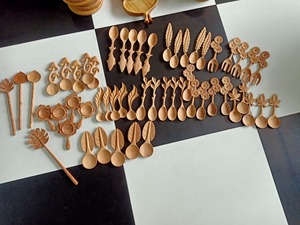 Cucharas ranuradas artesanales de girasol, juego de dos cucharas, coladores Sun y Daisy, de madera de acacia y madera roja, ecológicas - CARYLN - Product Image 2