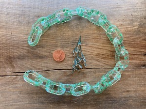 Art en résine décoratif. Nouvelle conception colorée. Chaînes en résine, grandes et petites tailles disponibles, et personnalisation du logo. - Product Image 3