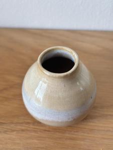 แจกันเซรามิกสีเอิร์ธโทนแบบศิลปะ พร้อมเคลือบสีออมเบรแบบนุ่มนวล รูปทรงโค้งมน และดีไซน์งานฝีมือ เหมาะสำหรับการตกแต่งสไตล์โมเดิร์นรัสติก - Product Image 3