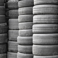 Déchets de pneus en caoutchouc fiables pour le recyclage et le traitement, offerts en vrac pour l'exportation, expédition en conteneur flexible, prêts à l'emploi