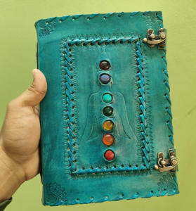 Carnet de notes spirituel vintage en cuir sculpté à la main, écologique, avec un design vieilli, motif hibou et cristaux - Product Image 3