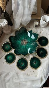 Plateau rectangulaire noir en résine fait main avec fleurs séchées et paillettes dorées, style Art Déco, luxe moderne, organiseur de vanité pour le Ramadan - Product Image 2